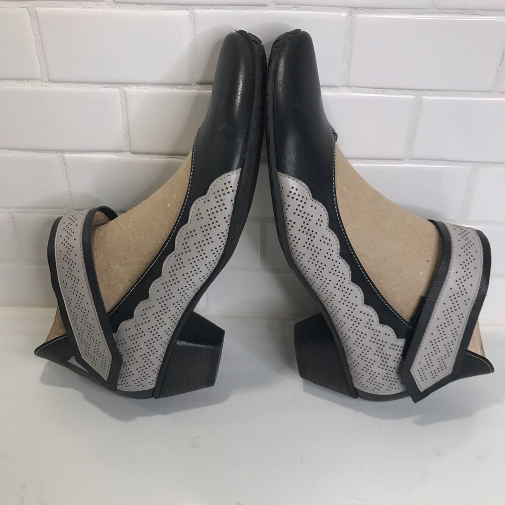 Ghibi Walk This Way Navy Leather Mary Jane 1.5” Heel Velcro Close US 8.5 EU 39